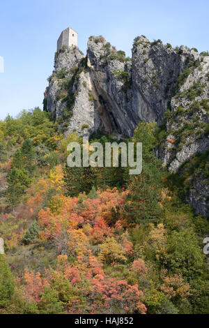 Château perché au sommet d'une falaise abrupte surplombant une forêt aux couleurs automnales. Entrevaux, Alpes de haute-Provence, France. Banque D'Images