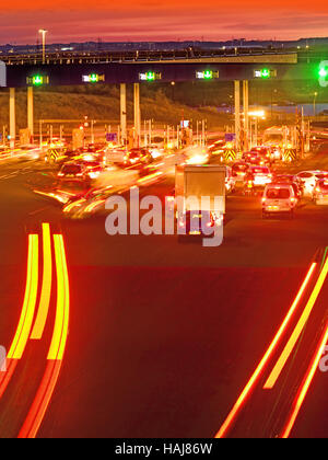 Tyne tunnel non automatique du trafic de l'opérateur les postes de péage, au coucher du soleil Banque D'Images