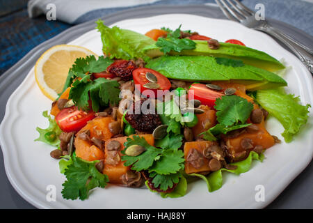 Avec salade de patates douces cuites au four, les avocats, les lentilles, les tomates, la coriandre, les graines de citrouille et de l'huile. . Parfait pour le régime de detox ou juste un bon m Banque D'Images