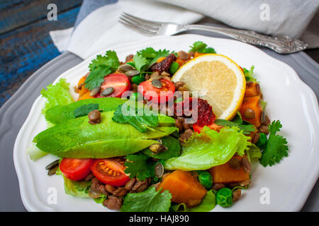 Avec salade de patates douces cuites au four, les avocats, les lentilles, les tomates, la coriandre, les graines de citrouille et de l'huile. . Parfait pour le régime de detox ou juste un bon m Banque D'Images