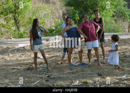 Groupe de femmes, Jungle, Lawigan, San Joaquin, Iloilo, Philippines. Banque D'Images