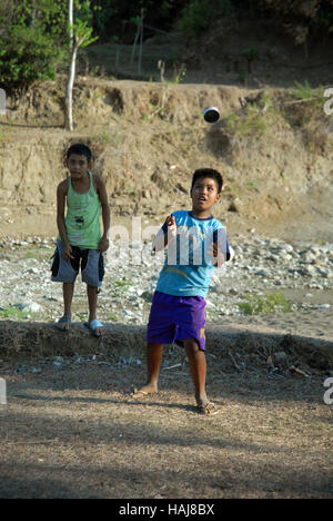 Deux garçons jouant, Jungle, Lawigan, San Joaquin, Iloilo, Philippines. Banque D'Images