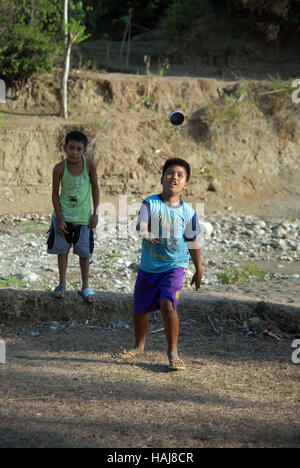 Deux garçons jouant, Jungle, Lawigan, San Joaquin, Iloilo, Philippines. Banque D'Images