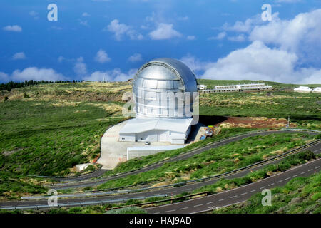 Vue sur le 'Gran Telescopio Canarias de à la "Roque de los Muchachos' à La Palma, Espagne. Prise de vue de dessus et montre également le stree Banque D'Images