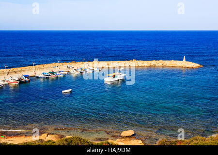 Le petit port de pêche à Agios Georgios, Cap Deprano, Paphos, Chypre Banque D'Images