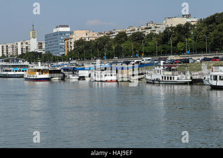Ligne de bateaux de croisière sur la rive du Danube à Budapest Banque D'Images