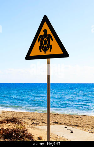 Panneau d'avertissement de reproduction des tortues, Tunnel Beach, Happy Valley, Episkopi, CyprusCyprus Banque D'Images