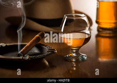 Whisky, cognac, brandy et cigare, sur fond de bois Banque D'Images