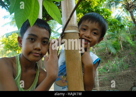 Deux garçons dans la jungle, Lawigan, San Joaquin, Iloilo, Philippines. Banque D'Images