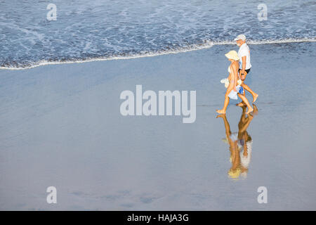 Vieux couple walking on beach en Espagne Banque D'Images