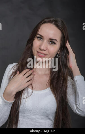 Portrait d'une jeune fille aux cheveux noirs, studio shot. Banque D'Images