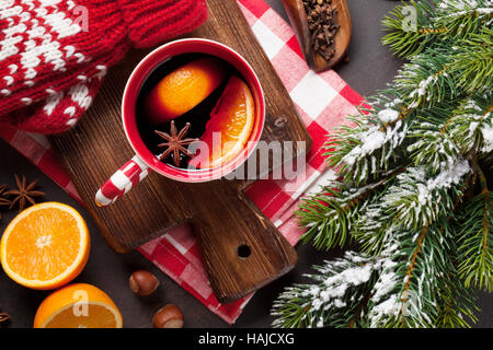 Vin chaud de Noël et d'ingrédients. Vue d'en haut Banque D'Images