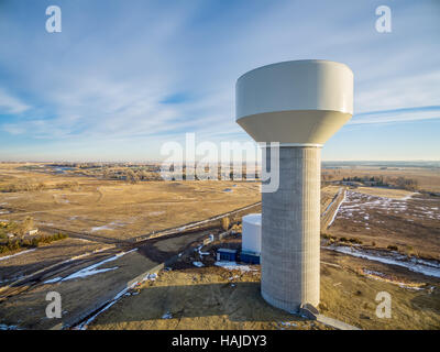 Vue aérienne d'un château d'eau à proximité d'une nouvelle maison le long de la Front Range au Colorado Banque D'Images