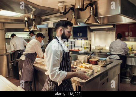 Joni Francisco, Chef de Partie , prépare un plat pendant le service du déjeuner au restaurant. La cuisine de Gauthier Soho dans le centre de Londres. Photos b Banque D'Images