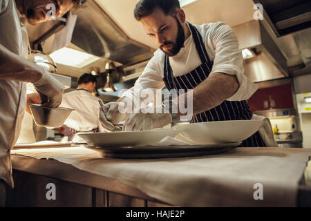 Joni Francisco, Chef de Partie , prépare un plat pendant le service du déjeuner au restaurant. La cuisine de Gauthier Soho dans le centre de Londres. Photos b Banque D'Images