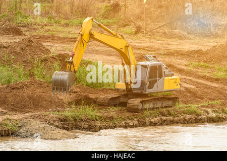 Godet de pelle sur les bords de la rivière , de soulever des charges, machines de construction, machines de construction, manipulateur, décharger des cargaisons des camions de ferme, capture hydraulique e Banque D'Images