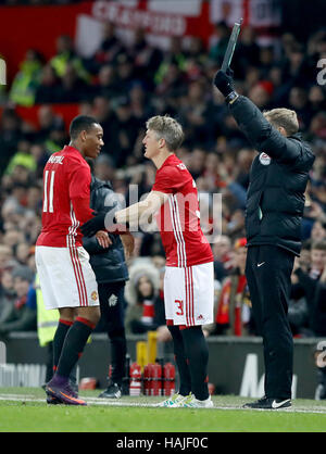 Bastian Schweinsteiger Manchester United (au centre) s'allume comme un substitut pour Manchester United Anthony Martial (à gauche) au cours de l'EFL Cup, quart-de-finale match à Old Trafford, Manchester. Banque D'Images