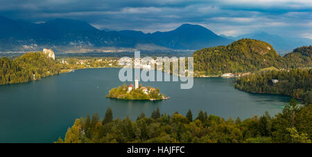 Le lac de Bled avec l'église de Sainte Marie de l'Assomption, Bled, Haute-Carniole, Slovénie Banque D'Images