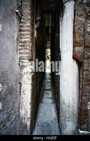 Venise, Calle Varisco à Cannaregio, qui est de 52 cm de large, est la plus étroite rue de la ville et l'un des plus 3 rues étroites en Europe. Veneto, Itali Banque D'Images