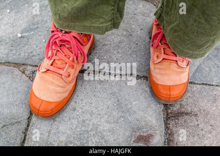 De Vie de plein air Fashion Portrait de style, la mode, chaussures mignonnes froid Red Sneakers Banque D'Images