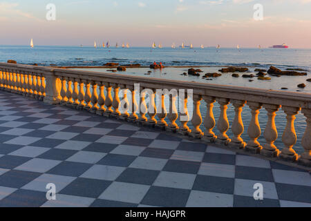 Terrazza Mascagni à la côte méditerranéenne à Livourne, Toscane, Italie Banque D'Images