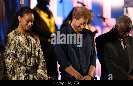 Le prince Harry, Rihanna et premier ministre Freundel Stuart, au cours de l'anniversaire d'or Mega spectaculaire Concert au Kensington Oval Cricket Ground à Bridgetown, Barbade, marquant 50 ans de l'indépendance des îles. Banque D'Images