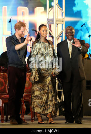 Le prince Harry, Rihanna et premier ministre Freundel Stuart, au cours de l'anniversaire d'or Mega spectaculaire Concert au Kensington Oval Cricket Ground à Bridgetown, Barbade, marquant 50 ans de l'indépendance des îles. Banque D'Images