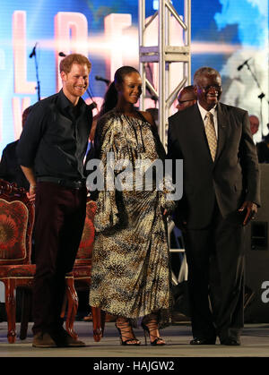 Le prince Harry, Rihanna et premier ministre Freundel Stuart, au cours de l'anniversaire d'or Mega spectaculaire Concert au Kensington Oval Cricket Ground à Bridgetown, Barbade, marquant 50 ans de l'indépendance des îles. Banque D'Images