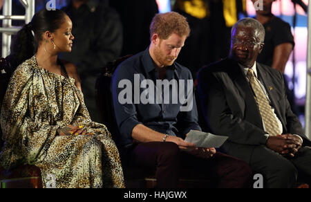 Le prince Harry, Rihanna et premier ministre Freundel Stuart, au cours de l'anniversaire d'or Mega spectaculaire Concert au Kensington Oval Cricket Ground à Bridgetown, Barbade, marquant 50 ans de l'indépendance des îles. Banque D'Images