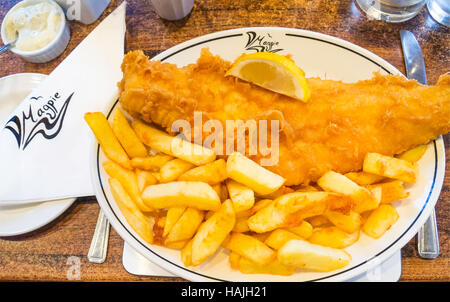 L'aiglefin régulier excellent fish and chips dans le célèbre Café Magpie à Whitby Banque D'Images
