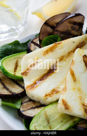 Halloumi grillé maison salade avec les aubergines et les courgettes, de style grec Banque D'Images