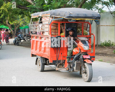 Bus et camions de fret combiné à Sittwe, capitale de l'État de Rakhine au Myanmar. Banque D'Images