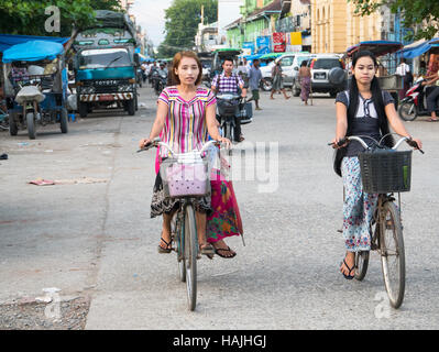 Deux femmes sur les bicyclettes à Sittwe, capitale de l'État de Rakhine au Myanmar. Banque D'Images