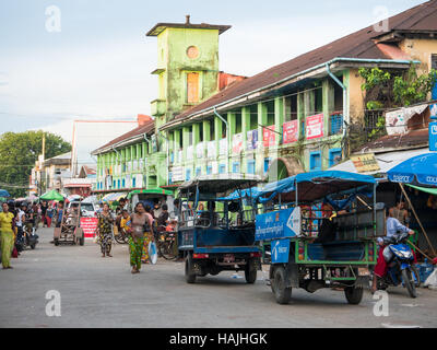 La route en face de la Marché Municipal à Sittwe, capitale de l'État de Rakhine au Myanmar. Banque D'Images