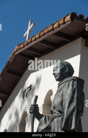 Statue de Père Junipero Serra en face de la Mission San Luis Obispo de Tolosa à San Luis Obispo, Californie, USA. Banque D'Images