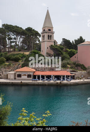 Voir l'église de restaurant et de Veli Losinj, Croatie, Kvarner, Banque D'Images