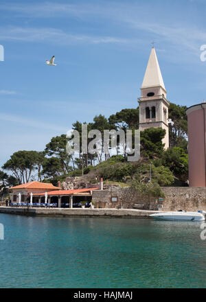 Voir l'église de restaurant et de Veli Losinj, Croatie, Kvarner, Banque D'Images