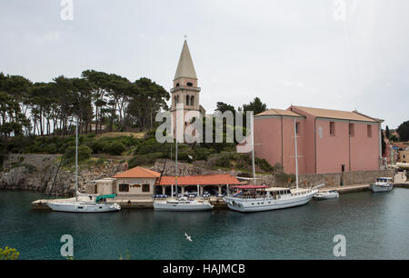 Voir l'église de restaurant et de Veli Losinj, Croatie, Kvarner, Banque D'Images