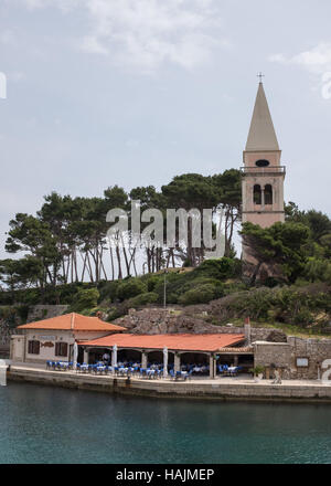 Voir l'église de restaurant et de Veli Losinj, Croatie, Kvarner, Banque D'Images