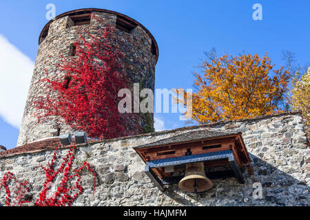 Bell Tower et du château de Deutschlandsberg sur l'ouest de la Styrie en Autriche route de vigne Banque D'Images