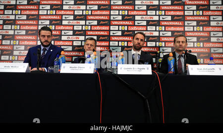 New England manager Gareth Southgate (deuxième à droite) avec le chef Glenn Martin Exécutif (deuxième à gauche), communications manager Andy Walker (à gauche) et Directeur Technique Dan Ashworth (à droite) lors d'une conférence de presse au stade de Wembley, Londres. Banque D'Images