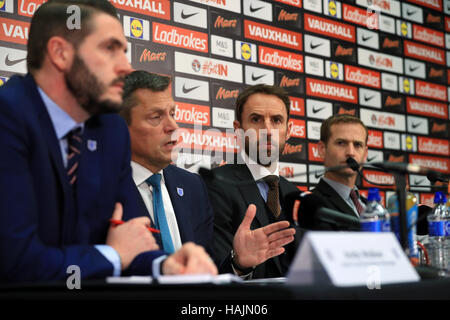 New England manager Gareth Southgate (deuxième à droite) avec le chef de l'exécutif Glenn Martin (deuxième à gauche), communications manager Andy Walker (à gauche) et Directeur Technique Dan Ashworth (à droite) lors d'une conférence de presse au stade de Wembley, Londres. Banque D'Images