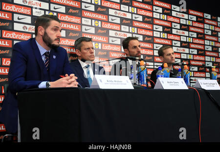 New England manager Gareth Southgate (deuxième à droite) avec le chef de l'exécutif Glenn Martin (deuxième à gauche), communications manager Andy Walker (à gauche) et Directeur Technique Dan Ashworth (à droite) lors d'une conférence de presse au stade de Wembley, Londres. Banque D'Images