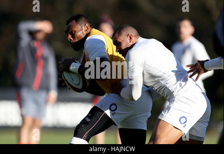 L'Angleterre Semesa Rokoduguni (à gauche) et Jonathan Joseph (à droite) en action pendant une session de formation à Pennyhill Park, Bagshot. Banque D'Images