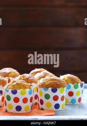 Des muffins dans les tasses de papier sur la table Banque D'Images