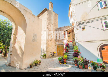 Rue et maisons anciennes dans la vieille ville de Cres, Croatie, Méditerranée température Banque D'Images