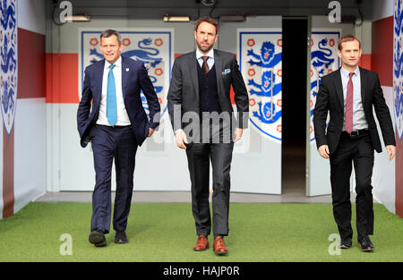 New England manager Gareth Southgate, avec Glenn Martin et Directeur Technique Dan Ashworth (droite) à la suite d'une conférence de presse au stade de Wembley, Londres. Banque D'Images