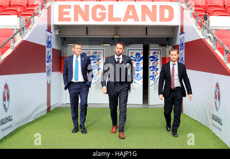 New England manager Gareth Southgate, avec Glenn Martin et Directeur Technique Dan Ashworth (droite) à la suite d'une conférence de presse au stade de Wembley, Londres. Banque D'Images