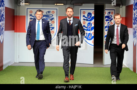 New England manager Gareth Southgate, avec Glenn Martin et Directeur Technique Dan Ashworth (droite) à la suite d'une conférence de presse au stade de Wembley, Londres. Banque D'Images