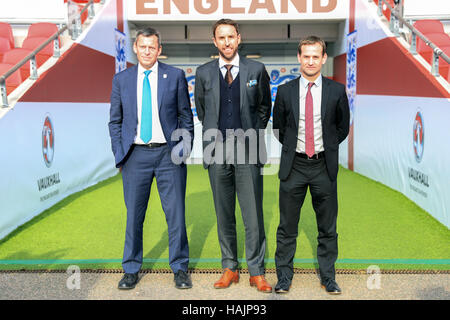 Gareth Southgate, directeur de la Nouvelle-Angleterre, avec Martin Glenn et Dan Ashworth (à droite), directeur technique, après une conférence de presse au stade Wembley, à Londres. APPUYEZ SUR ASSOCIATION photo. Date de la photo : jeudi 1er décembre 2016. Voir PA Story FOOTBALL England. Le crédit photo devrait se lire comme suit : Adam Davy/PA Wire. Banque D'Images